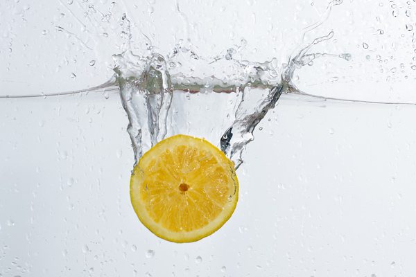 מדבקת טפט | לימון צולל למים