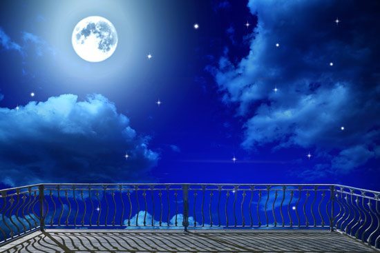 טפט | מרפסת ונוף ללילה עם ירח מלא