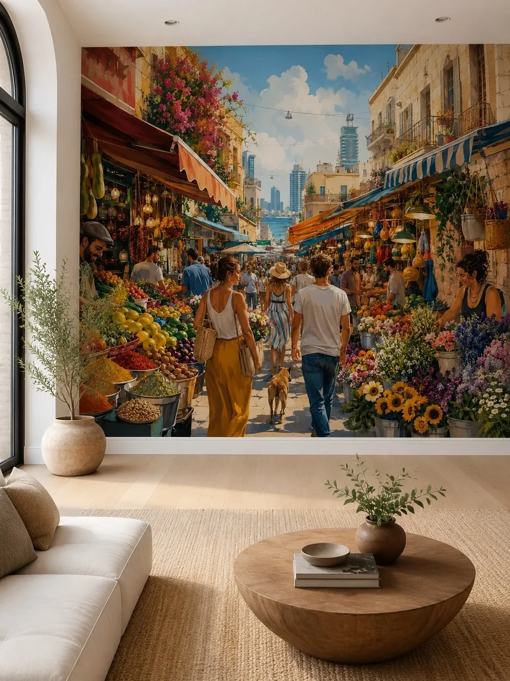 טפט שוק ססגוני על קיר בחדר אוכל עם שולחן עץ וכיסאות צבעוניים.